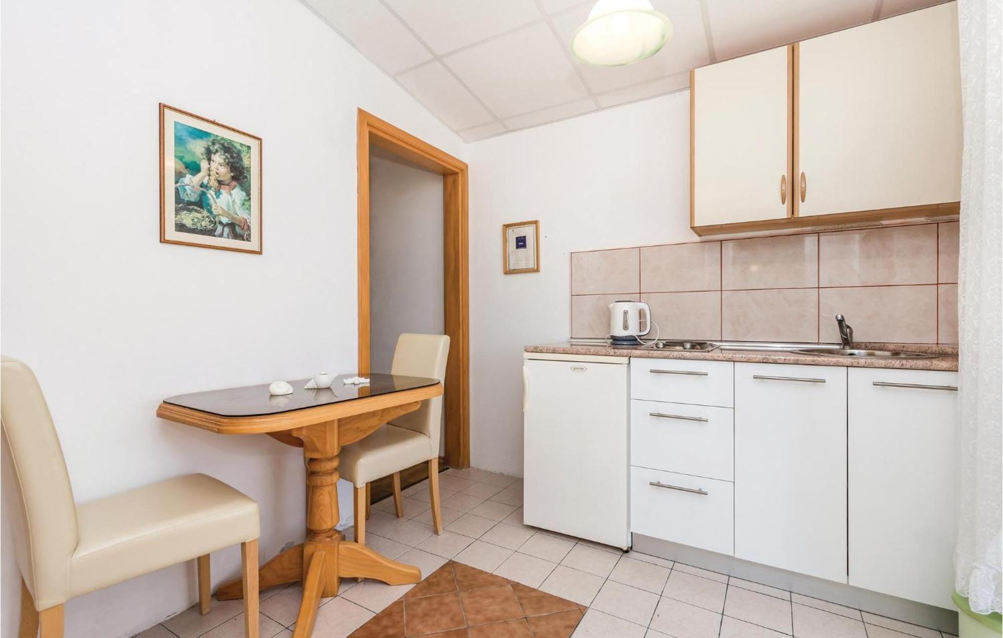 Awesome Apartment In Dinjiska With Kitchen Exterior foto